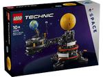 LEGO 42179 Technic Planeta Ziemia i Księżyc na orbicie w sklepie internetowym Planeta Klocków Sklep z klockami LEGO