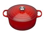 LeCreuset - brytfanna żeliwna emaliowana Signature okrągła 28 cm 6,7 l wiśniowa w sklepie internetowym FrankHerbert.pl