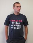 T-shirt: "Trading by day, praying by night" w sklepie internetowym Maklerska.pl