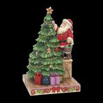Mikołaj ubiera choinkę "idą święta" figurka artysty 6010819 Jim Shore figurka świąteczna Mikołaj prezent choinka w sklepie internetowym MoodGood.pl