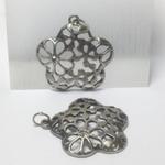 Element ozdobny - zawieszka ażurowy kwiat w kryształkiem crystal 31x31 mm stare srebro 1 szt. w sklepie internetowym Image-Arte