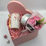 wlasnoreczny prezent na walentynki z różowym i marmurowym kubkiem w sklepie internetowym Compliment