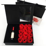 Włoski zestaw z różami i szminką na Dzień Kobiet w sklepie internetowym Compliment