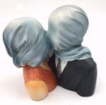 FIGURKA PARASTONE Les Amants - Kochankowie - wg obrazu RENE MAGRITTE - 9,5 cm w sklepie internetowym Przestrzen.com.pl