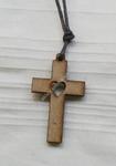 Krzyżyk drewniany na szyję - wycięte serce w sklepie internetowym Księgarnia Dobrego Pasterza
