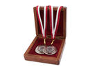 Srebrne medale na 25-tą srebrną rocznicę ślubu - komplet w kasecie z drewna - MGR004 w sklepie internetowym Grawernia.pl