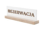 Stojak rezerwacja - biały akryl na drewnianym postumencie - ST043 w sklepie internetowym Grawernia.pl