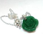 Róża z zielonego jadeitu, wisior na łańcuszku w sklepie internetowym Artillo
