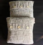 Dekoracyjna poduszka robiona na drutach z owczej wełny w sklepie internetowym Artillo