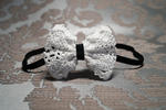 Opaska elastyczna na główkę kokardka Emilka koronkowa biała z czarnym w sklepie internetowym Artillo