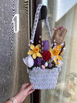 Wielkanocna ozdoba na drzwi, koszyk z kwiatami na szydełku w sklepie internetowym Artillo