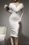 Biała sukienka elegancka z koronkową falbanką przy dekolcie 5218 w sklepie internetowym Lejdi.pl