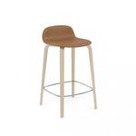 Muuto VISU BAR Hoker - Stołek Barowy 65 cm Dębowy / Siedzisko Tapicerowane Skóra Brązowa w sklepie internetowym DesignForHome.pl