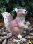 Wiewiórka siedząca z orzeszkiem - figurka ceramiczna ogrodowa w sklepie internetowym i-ceramika.pl