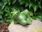 Żaba leżąca podparta - figurka ceramiczna ogrodowa w sklepie internetowym i-ceramika.pl