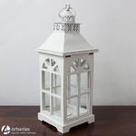Biały rustykalny stylowy lampion drewniany z metalowym daszkiem 81626 w sklepie internetowym Artseries.pl