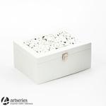 Biała, drewniana szkatułka na biżuterię 109627 w sklepie internetowym Artseries.pl