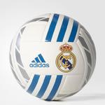 PIŁKA NOŻNA ADIDAS REAL MADRID BQ1397 biało-srebrna, niebieskie logo w sklepie internetowym Fantastyczne-Zakupy.pl