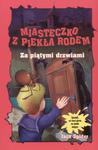 Za piątymi drzwiami. Miasteczko z piekła rodem w sklepie internetowym Booknet.net.pl